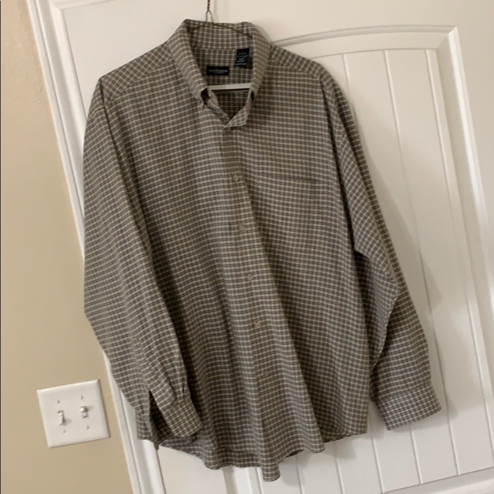 Men’s Large Van Heusen Button-down dress shirt